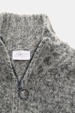 Nahaufnahme aus schräger Draufsicht des graumelierten 04651/ A trip in a bag Troyer 'Gritty' mit Mix aus Baumwolle und Alpakawolle, weichem Griff, voluminösem Strickbild, Regular Fit, hohem Rippstrickkragen mit Zipper und breiten Rippbündchen.