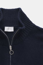 Nahaufnahme von 04651/ A trip in a bag Cashmere Troyer 'Extreme' navy, reiner Cashmere, Slim Fit, Troyer-Kragen mit Reißverschluss, sehr weicher Griff, feines Strickbild, flexible Rippbündchen.
