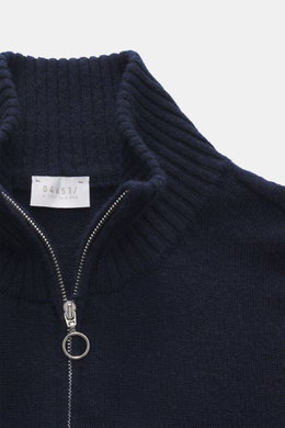 Nahaufnahme von 04651/ A trip in a bag Cashmere Troyer 'Extreme' navy, reiner Cashmere, Slim Fit, Troyer-Kragen mit Reißverschluss, sehr weicher Griff, feines Strickbild, flexible Rippbündchen.