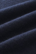 Nahaufnahme des feinen Strickbilds und der weichen Struktur des navy 04651/ A trip in a bag Cashmere Troyer 'Extreme' mit Slim Fit, Troyer-Kragen, Reißverschluss, flexible Rippbündchen, reiner Cashmere, sehr weicher Griff, fotografiert aus seitlicher Pers