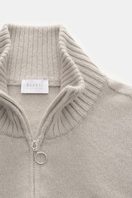 Close-up front view of 04651/ A trip in a bag Cashmere quarter-zip jumper 'Extreme' taupe, showing pure cashmere, very soft feel, fine knit pattern, slim fit, sweater collar with zipper, and flexible ribbed cuffs.