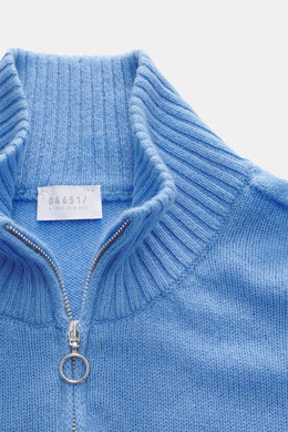 Nahaufnahme des Troyer-Kragens mit Reißverschluss und flexiblem Rippbündchen von 04651/ A trip in a bag Cashmere Troyer 'Extreme' blau, reiner Cashmere, sehr weicher Griff, feines Strickbild, Slim Fit, von oben fotografiert.