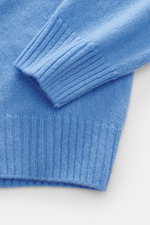 Close-up front view of the sleeve and ribbed cuff of 04651/ A trip in a bag Cashmere quarter-zip jumper 'Extreme' blue, pure cashmere, very soft feel, fine knit pattern, slim fit, sweater collar with zipper, flexible ribbed cuffs.