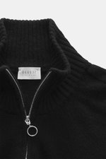 Close-up front view of 04651/ A trip in a bag Cashmere quarter-zip jumper 'Extreme' black showing sweater collar with zipper, pure cashmere, very soft feel, fine knit pattern, slim fit, and flexible ribbed cuffs.