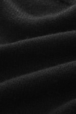 Close-up view of the black fabric texture of 04651/ A trip in a bag Cashmere quarter-zip jumper 'Extreme' black, showing pure cashmere, very soft feel, fine knit pattern, slim fit, sweater collar with zipper, and flexible ribbed cuffs.