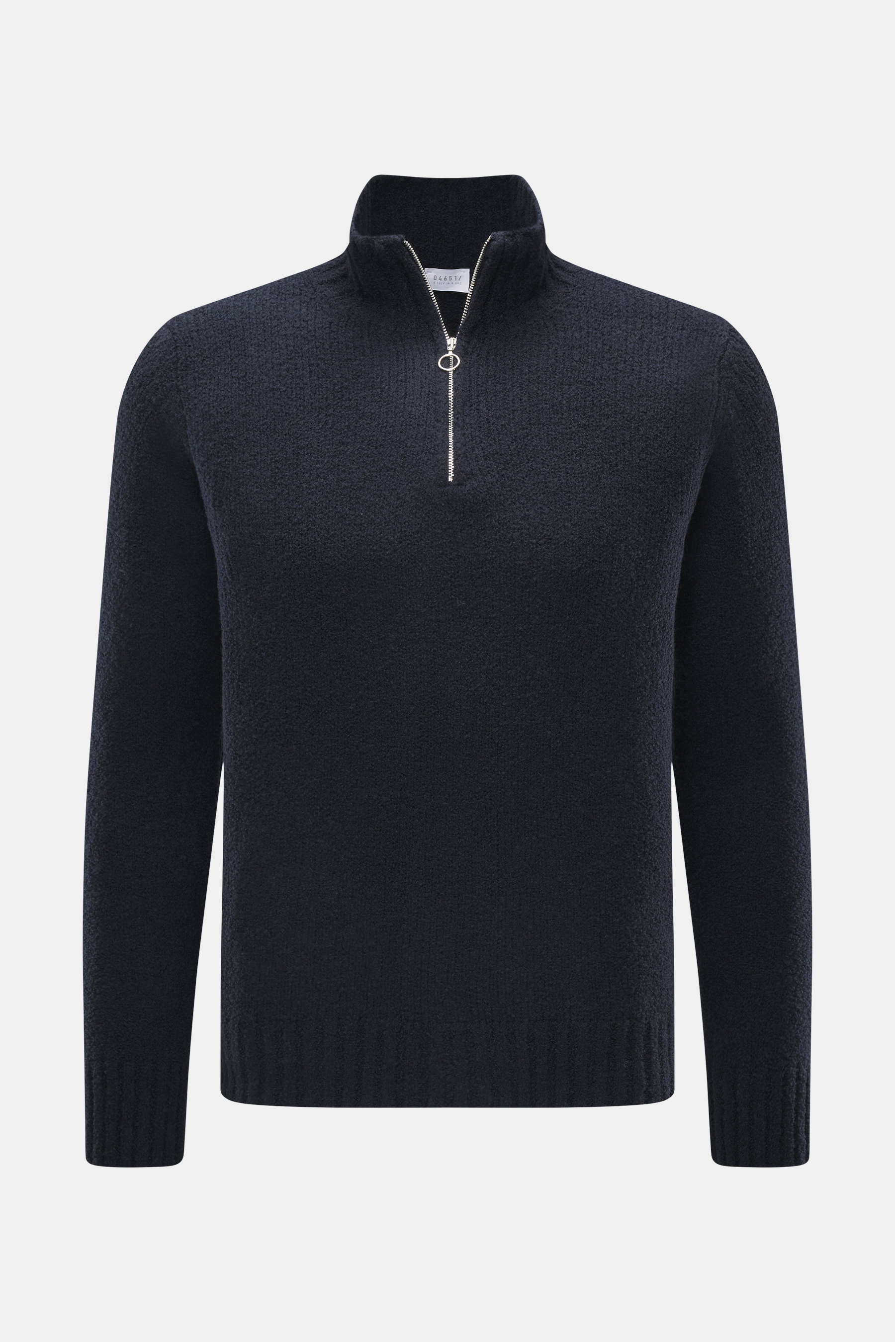 Frontale Nahaufnahme des 04651/ A trip in a bag Troyer 'Molly' navy mit weicher Bouclé-Struktur, Slim Fit, Troyer-Kragen und Reißverschluss.