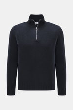 Frontale Nahaufnahme des 04651/ A trip in a bag Troyer 'Molly' navy mit weicher Bouclé-Struktur, Slim Fit, Troyer-Kragen und Reißverschluss.