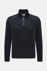 Frontale Nahaufnahme des 04651/ A trip in a bag Troyer 'Molly' navy mit weicher Bouclé-Struktur, Slim Fit, Troyer-Kragen und Reißverschluss.