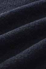Nahaufnahme der weichen Bouclé-Struktur des 04651/ A trip in a bag Troyer 'Molly' navy, sichtbar sind Merinowolle und Microfaser.