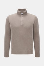Frontansicht des 04651/ A trip in a bag Troyer 'Molly' taupe mit weicher Bouclé-Struktur, Slim Fit, Troyer-Kragen und Reißverschluss.