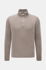 Frontansicht des 04651/ A trip in a bag Troyer 'Molly' taupe mit weicher Bouclé-Struktur, Slim Fit, Troyer-Kragen und Reißverschluss.
