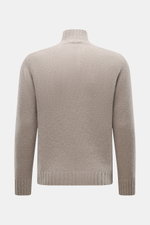 Rückansicht des 04651/ A trip in a bag Troyer 'Molly' taupe mit weicher Bouclé-Struktur, Slim Fit, Troyer-Kragen und flexiblen Rippbündchen.