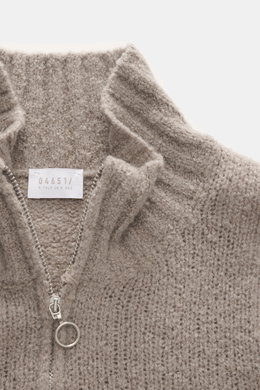 Nahaufnahme des 04651/ A trip in a bag Troyer 'Molly' taupe aus weichem Bouclé-Strick mit Troyer-Kragen, Reißverschluss, Slim Fit und Rippbündchen.