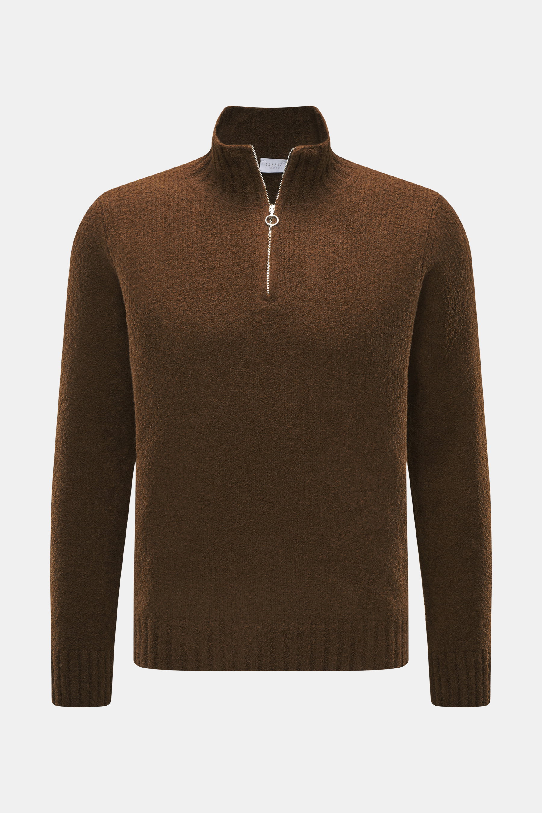Brauner 04651/ A trip in a bag Troyer 'Molly' in Slim Fit, frontale Nahaufnahme, Bouclé-Strick aus Merinowolle mit Troyer-Kragen und Reißverschluss.