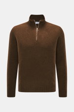 Brauner 04651/ A trip in a bag Troyer 'Molly' in Slim Fit, frontale Nahaufnahme, Bouclé-Strick aus Merinowolle mit Troyer-Kragen und Reißverschluss.