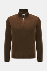 Brauner 04651/ A trip in a bag Troyer 'Molly' in Slim Fit, frontale Nahaufnahme, Bouclé-Strick aus Merinowolle mit Troyer-Kragen und Reißverschluss.