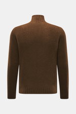 Brauner 04651/ A trip in a bag Troyer 'Molly' aus weichem Bouclé-Strick, Slim Fit, mit Troyer-Kragen und Reißverschluss, Rückansicht.