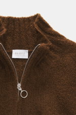 Brauner 04651/ A trip in a bag Troyer 'Molly' Slim Fit mit Troyer-Kragen und Reißverschluss, weiche Bouclé-Struktur aus Merinowolle, Detail von oben.