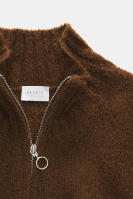 Brauner 04651/ A trip in a bag Troyer 'Molly' Slim Fit mit Troyer-Kragen und Reißverschluss, weiche Bouclé-Struktur aus Merinowolle, Detail von oben.