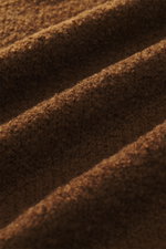 Braunes Bouclé-Strickdetail in Nahaufnahme, weiche Struktur des 04651/ A trip in a bag Troyer 'Molly' braun mit mittelfeinem Strickbild.