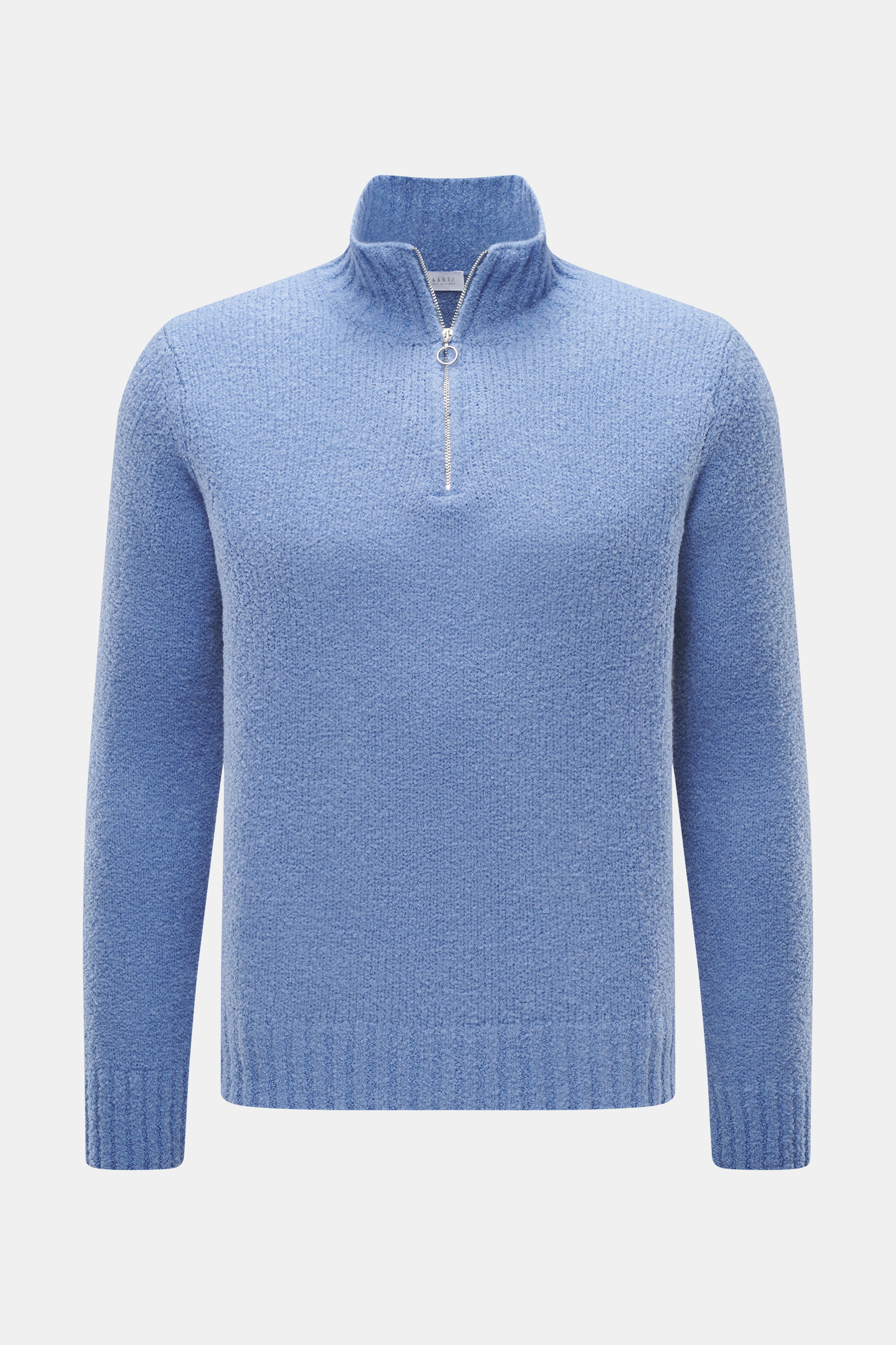 Frontale Nahaufnahme des 04651/ A trip in a bag Troyer 'Molly' rauchblau mit weicher Bouclé-Struktur, Troyer-Kragen und Reißverschluss, Slim Fit.