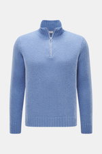 Frontale Nahaufnahme des 04651/ A trip in a bag Troyer 'Molly' rauchblau mit weicher Bouclé-Struktur, Troyer-Kragen und Reißverschluss, Slim Fit.