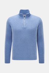Frontale Nahaufnahme des 04651/ A trip in a bag Troyer 'Molly' rauchblau mit weicher Bouclé-Struktur, Troyer-Kragen und Reißverschluss, Slim Fit.