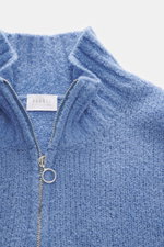 04651/ A trip in a bag Troyer 'Molly' rauchblau in Nahaufnahme von oben, weiche Bouclé-Struktur, Troyer-Kragen mit Reißverschluss, Slim Fit