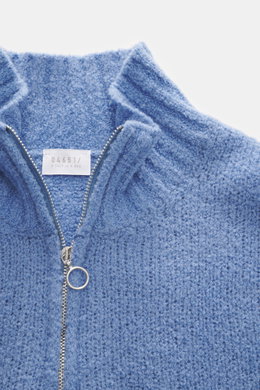 04651/ A trip in a bag Troyer 'Molly' rauchblau in Nahaufnahme von oben, weiche Bouclé-Struktur, Troyer-Kragen mit Reißverschluss, Slim Fit