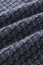 Agnona Cashmere Troyer navy close-up from a front angle showing soft, pure cashmere fabric with a fine, braided knit pattern and textured ribbed cuffs. Lässig und komfortabel durch den Winter: Der Troyer von AGNONA aus 100% Cashmere bietet mit seinem Zopf