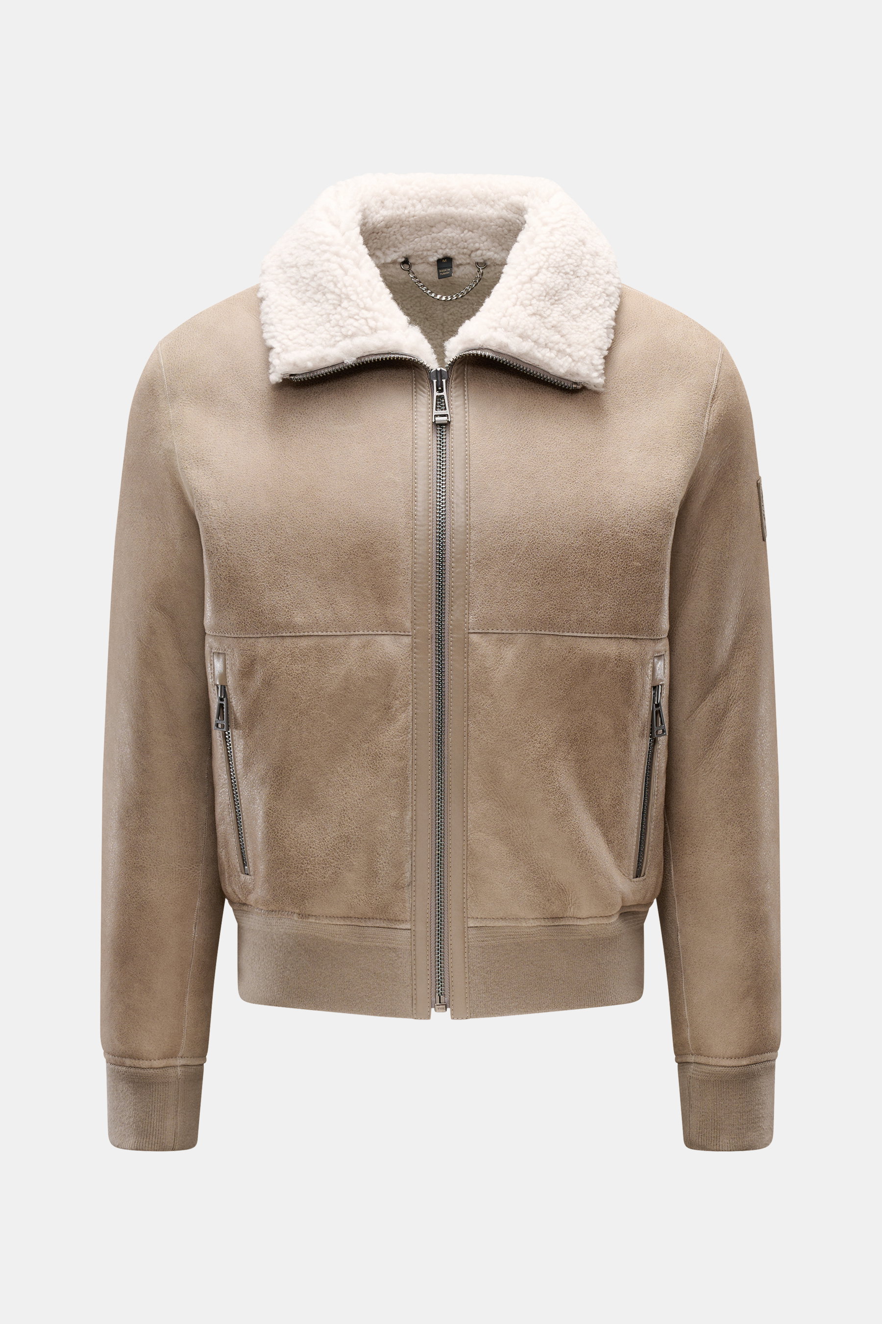 Belstaff Lammfell-Blouson 'Trace' khaki, frontal fotografiert, aus englischem Lammleder mit Lammfellkragen, Reißverschluss, Zipper-Taschen, Rippbündchen.