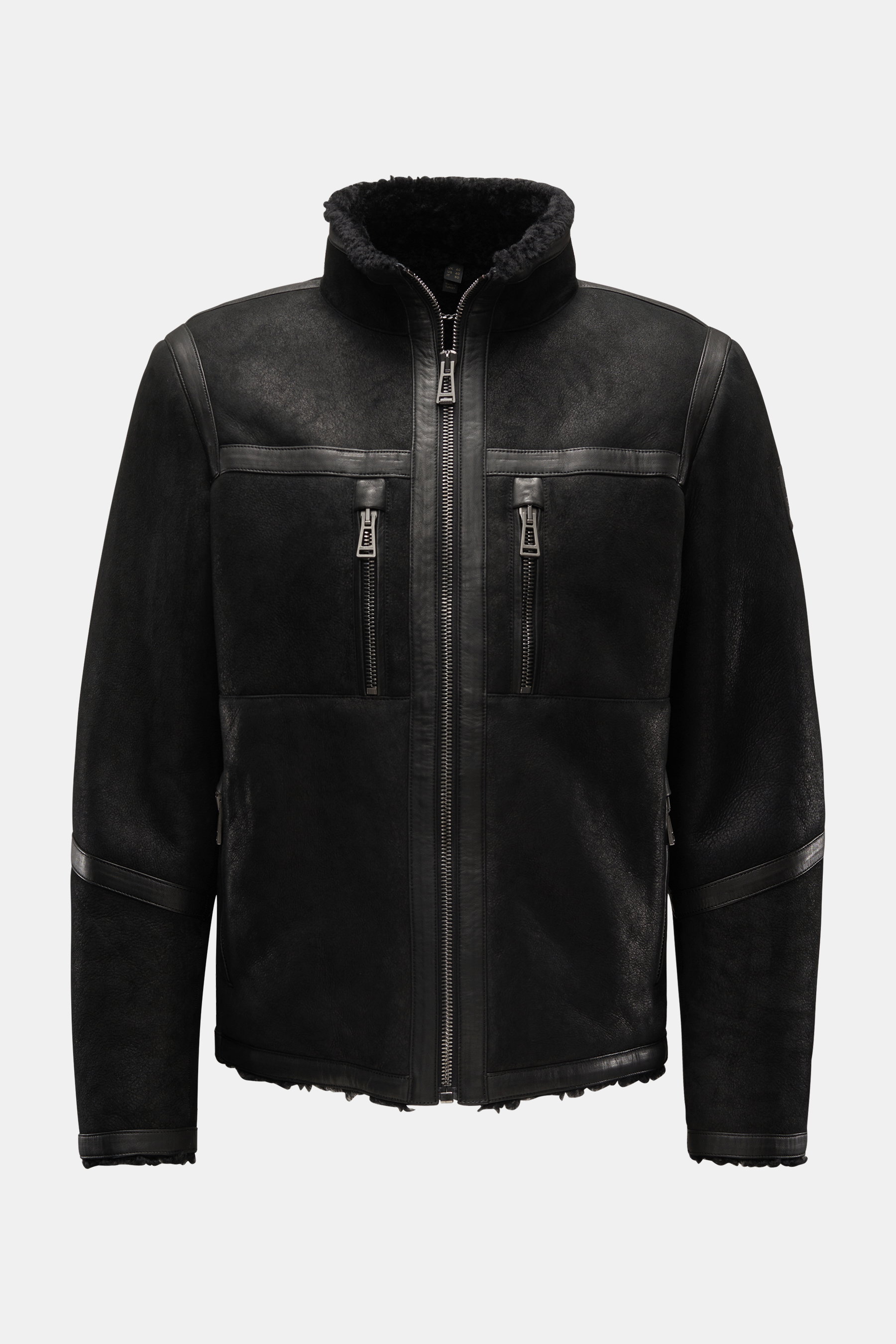 Belstaff Lammfelljacke 'Tundra' schwarz, frontal fotografiert, mit edlem Lammfell, Glattleder-Details, Zipper-Taschen, Slim Fit und Stehkragen.