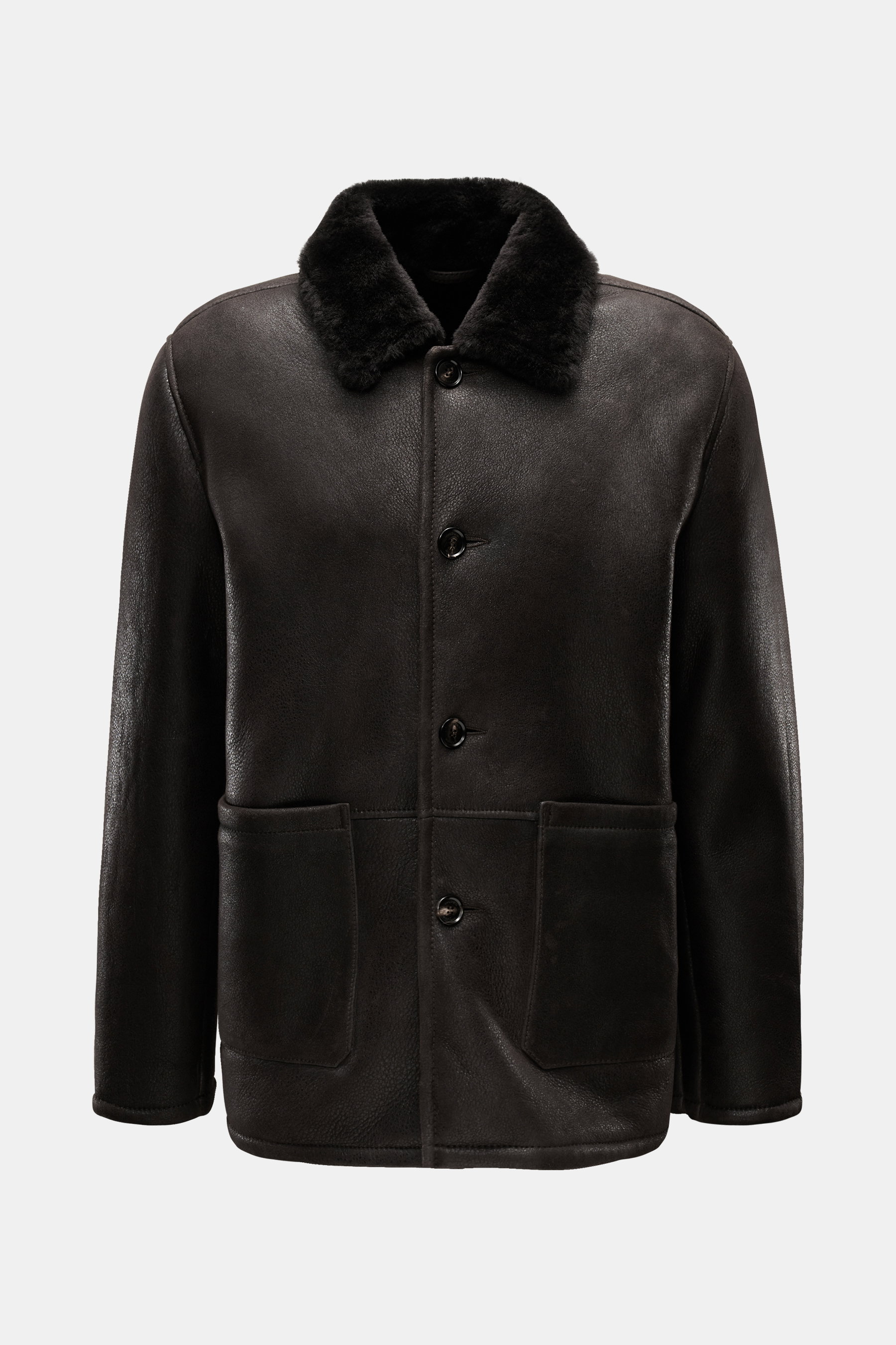 Windsor Lammfelljacke 'Aro' dunkelbraun, frontal fotografiert, Slim Fit mit Kragen, Vier-Knopf-Leiste, Fellbesatz und aufgesetzten Fronttaschen.