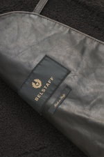 Nahaufnahme der Innenansicht der Belstaff Lammfelljacke 'Buxton Phoenix' braun mit edlem Lammfell und Lederbesatz, seitlich fotografiert.