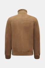 Arma Sheepskin blouson 'Arek' brown shown from the back, featuring noble lamb velour leather, rib knit collar and cuffs, slim fit, and soft sheepskin inside. When temperatures drop, you need a garment that masters both style and function – like the Sheeps