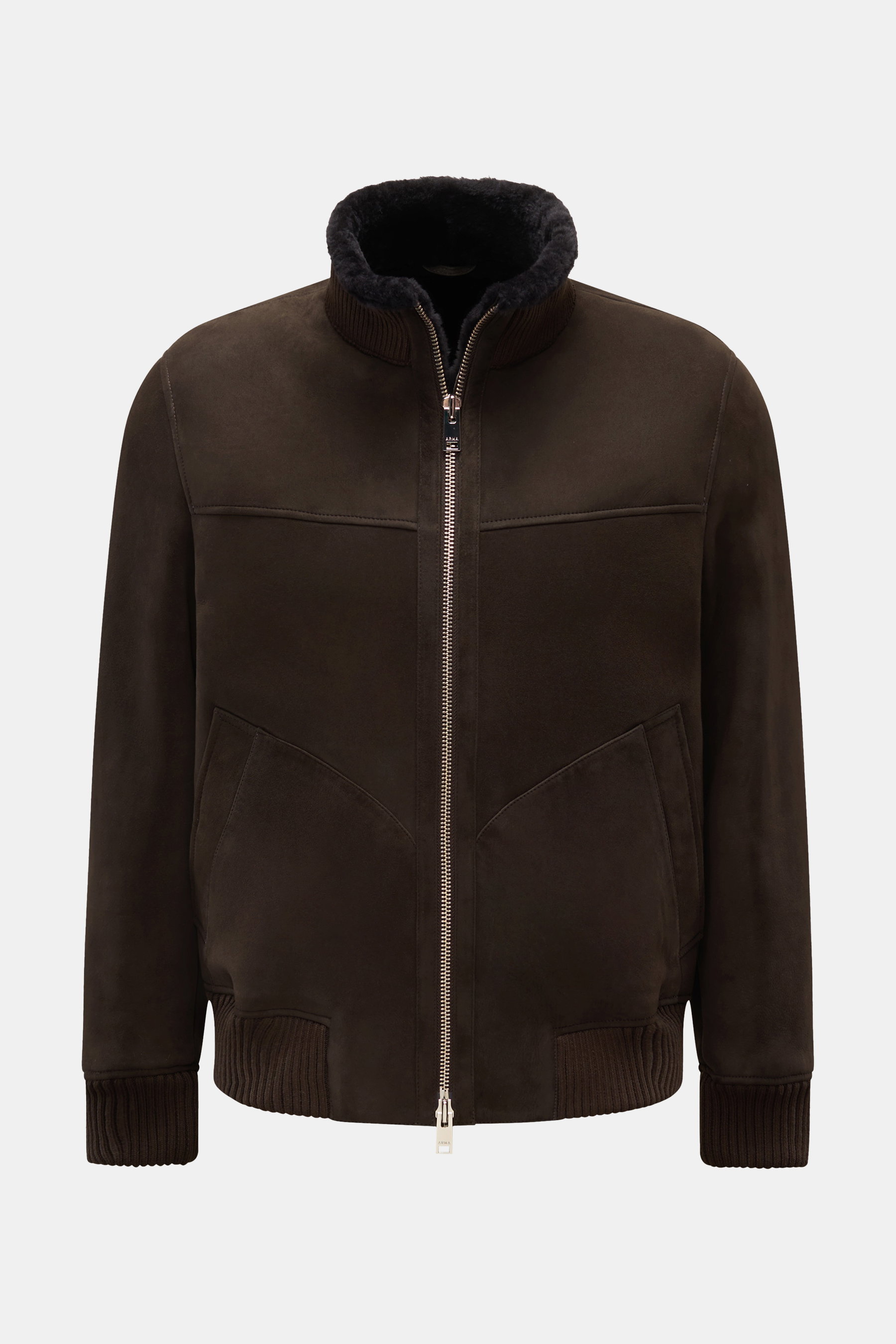 Arma Lammfellblouson 'Arek' dunkelbraun, frontal fotografiert, Slim Fit aus Lammveloursleder mit Rippkragen, Druckknopftaschen, Zwei-Wege-Reißverschluss.