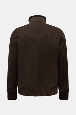 Rear view of Arma Shearling blouson 'Arek' dark brown in fine lambskin suede with shearling interior, slim fit, ribbed collar, and cuffs. When the temperatures drop, we need clothes that combine style and function – just like the shearling blouson 'Arek' 