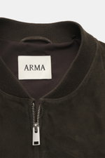 Nahaufnahme des Arma Veloursleder-Blouson 'Didier' dunkelbraun von oben mit markantem Blousonkragen, robustem Zwei-Wege-Zipper und elastischen Rippbündchen.