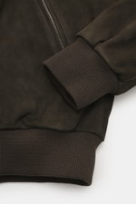 Nahaufnahme des Arma Veloursleder-Blouson 'Didier' dunkelbraun von schräg oben, zeigt feines Veloursleder, elastische Rippbündchen und robusten Zwei-Wege-Zipper.