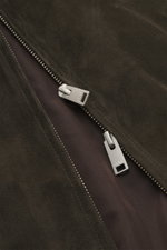 Nahaufnahme aus schräger Perspektive des Arma Veloursleder-Blouson 'Didier' dunkelbraun mit robustem Zwei-Wege-Zipper, feinem Velours, tonalem Innenfutter.
