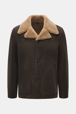 Geschlossen frontal fotografierte Closed Lammfelljacke dunkelbraun aus geschmeidigem Lammleder mit breitem Reverskragen aus flauschigem Lammfell, Slim Fit, Drei-Knopf-Stil und paspelierten Hüfttaschen.