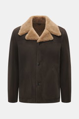 Geschlossen frontal fotografierte Closed Lammfelljacke dunkelbraun aus geschmeidigem Lammleder mit breitem Reverskragen aus flauschigem Lammfell, Slim Fit, Drei-Knopf-Stil und paspelierten Hüfttaschen.