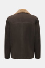 Rückansicht der Closed Lammfelljacke dunkelbraun aus geschmeidigem Lammleder mit breitem Reverskragen und weicher Lammfell-Innenseite.