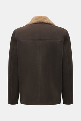 Rückansicht der Closed Lammfelljacke dunkelbraun aus geschmeidigem Lammleder mit breitem Reverskragen und weicher Lammfell-Innenseite.