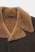 Geschlossene Lammfelljacke dunkelbraun von Closed, Nahaufnahme des breiten Reverskragens mit flauschiger Lammfell-Innenseite, Slim Fit, Drei-Knopf-Stil.