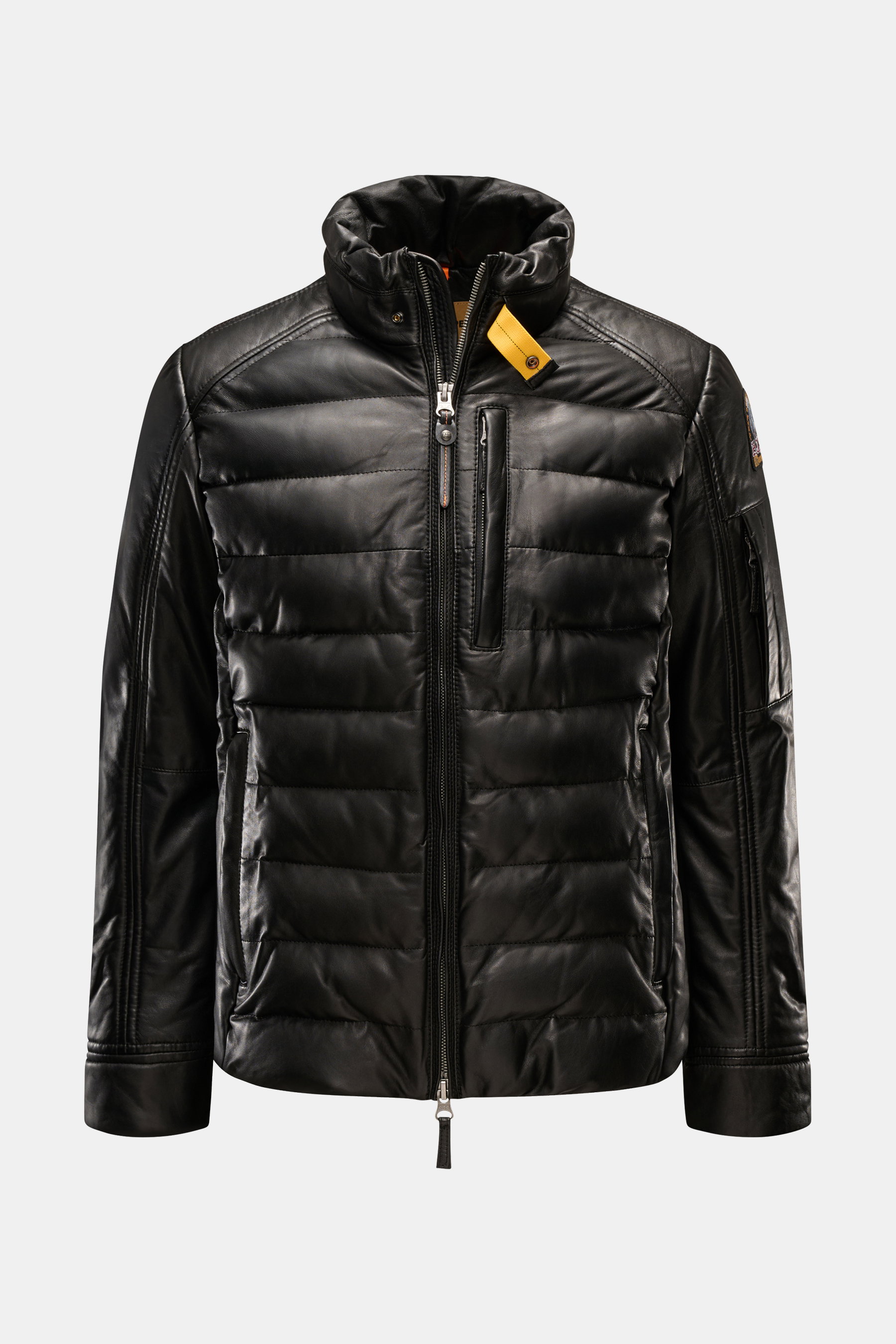 Parajumpers Lederjacke 'Ernie' schwarz, frontal fotografiert, aus butterweichem Lammleder mit Steppung, Zippern, wattiertem Stehkragen und praktischen Taschen.