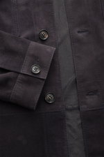 Nahaufnahme des Windsor Leder-Overshirts 'Oleano' navy in softem Veloursleder mit Slim Fit, Manschette und Knöpfen, frontale Perspektive.