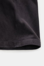 Nahaufnahme vom unteren Saum des Windsor Leder-Overshirt 'Oleano' navy aus softem Veloursleder mit weichem Griff und sichtbarer Naht.
