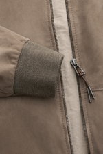 Windsor Lederblouson 'Borello' taupe, Detailaufnahme von Reißverschluss, gestricktem Bündchen und softem Veloursleder, Slim Fit, Stehkragen.