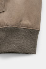 Windsor Lederblouson 'Borello' taupe, Detailaufnahme des elastischen, gestrickten Bündchens aus softem, chromfrei gegerbtem Veloursleder.
